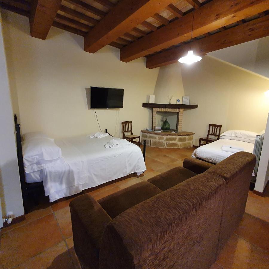 Pietra Maula Agriturismo Castelraimondo Bagian luar foto