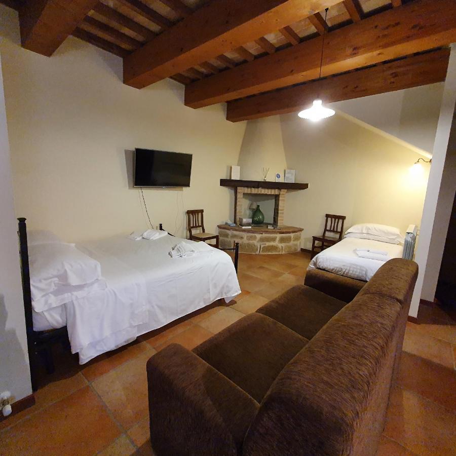 Pietra Maula Agriturismo Castelraimondo Bagian luar foto
